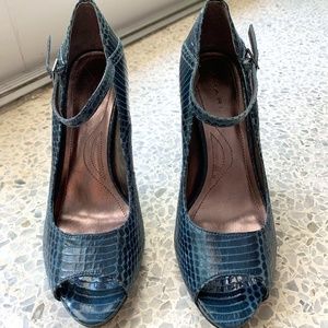 Tahari Snakeskin Blue Peep Toe Heels Size 7.5